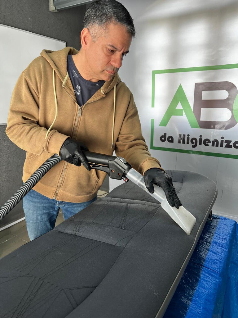 Aluno higienizando banco estofado