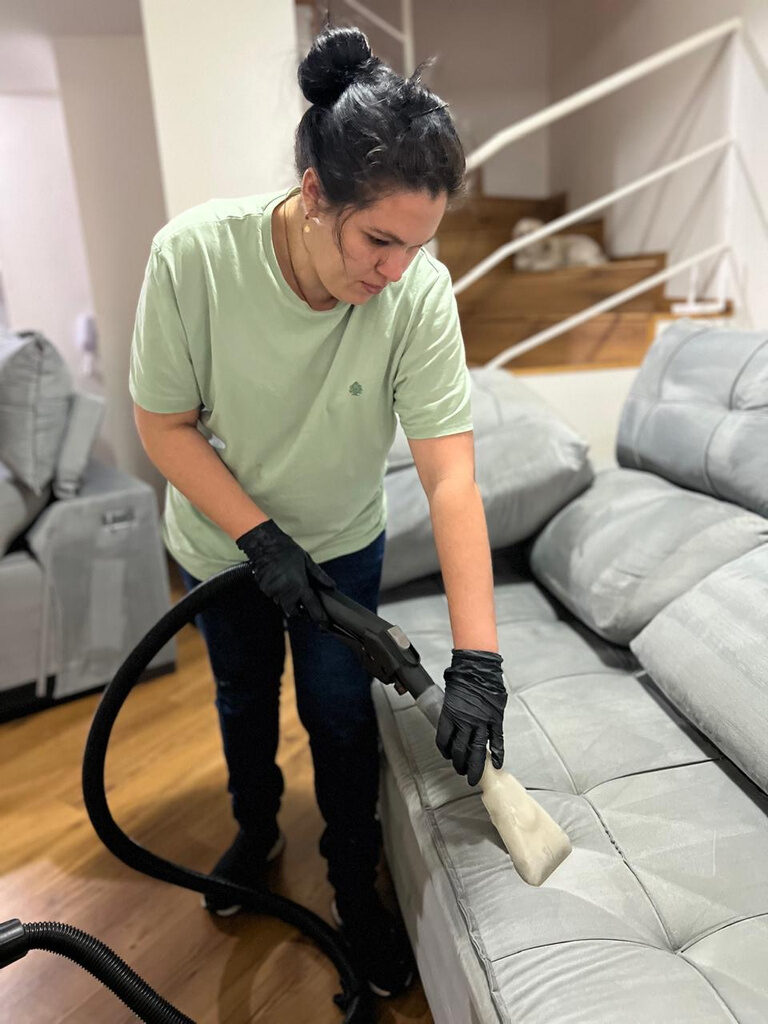 Aluna utilizando extratora em sofá