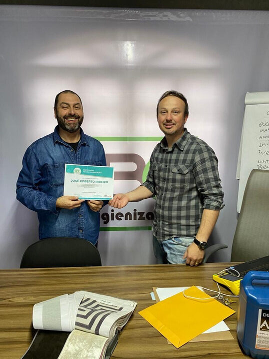 Aluno recebendo certificado da Inove Clean